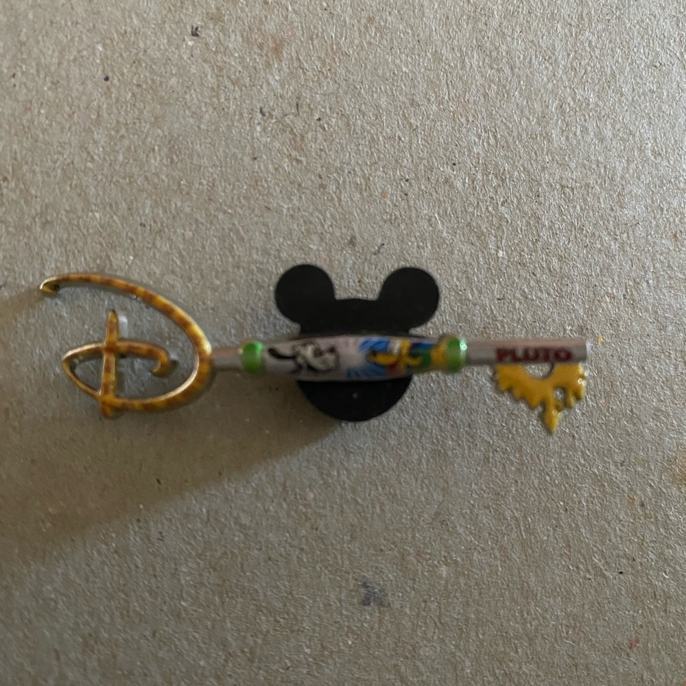 Pluto mini Disney key pin
